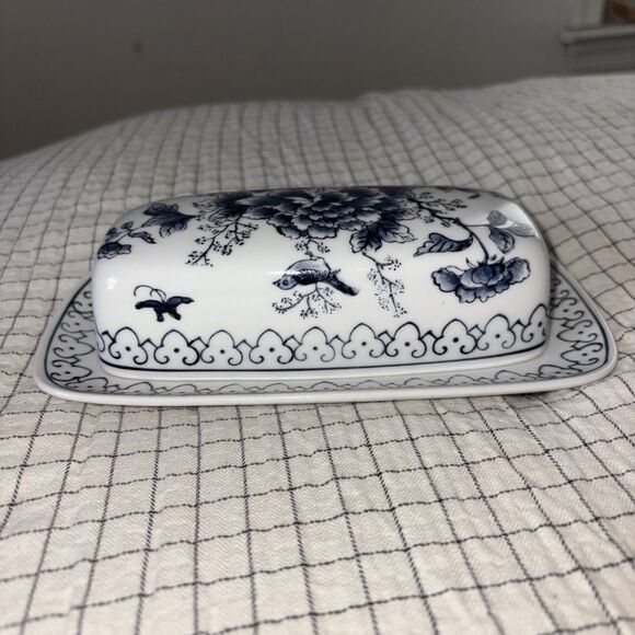 Hung Arts Blue White Floral Ceramic Butter Dish with Lid Made In Hong Kong - Picture 7 of 16
